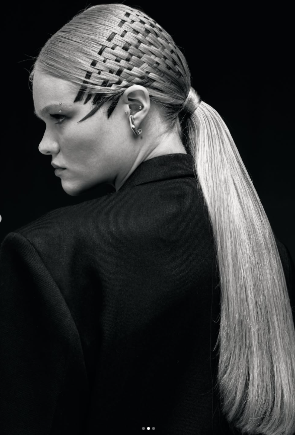 Penteado editorial com trança padronizada