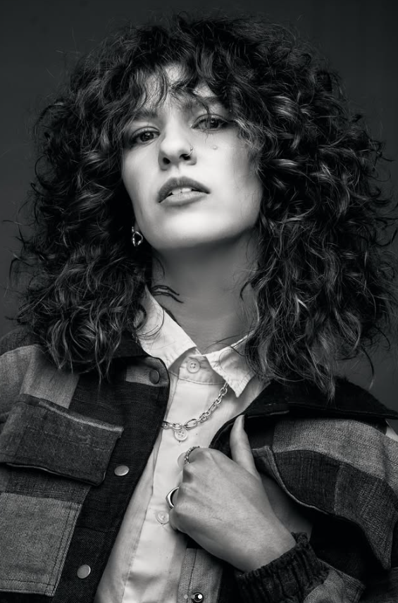 Corte cacheado curto com styling